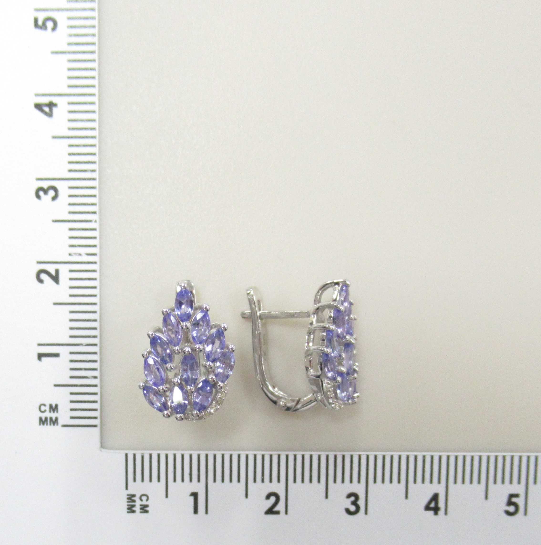 Серебряные серьги 925 пробы; вставки 22 Танзанит 1,76ct; 14 Топаз белый 0,04ct;